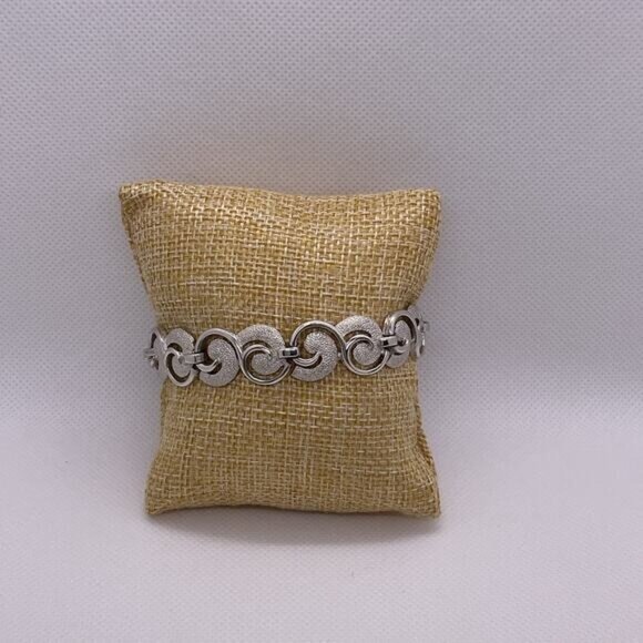 Vintage Silver-Tone Textured Circle-Link Bracelet With Secure Clasp - Picture 8 of 11